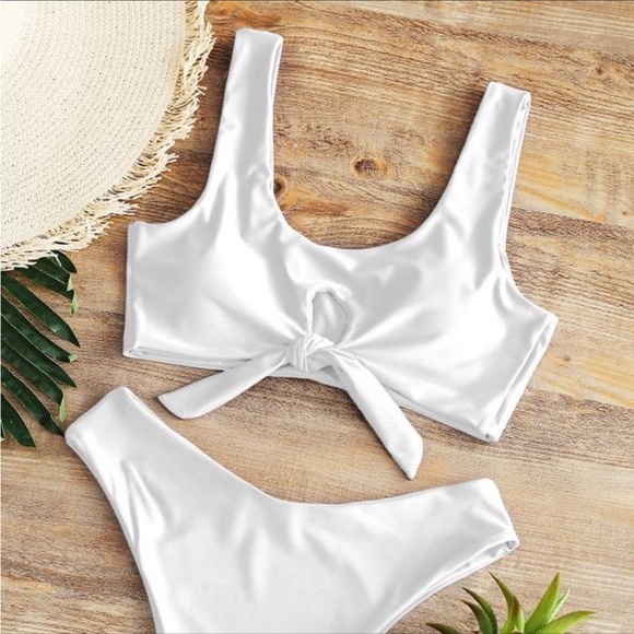 Zaful keyhole cut out detail white bikini swimsuit top (size xs) - Picture 2 of 2